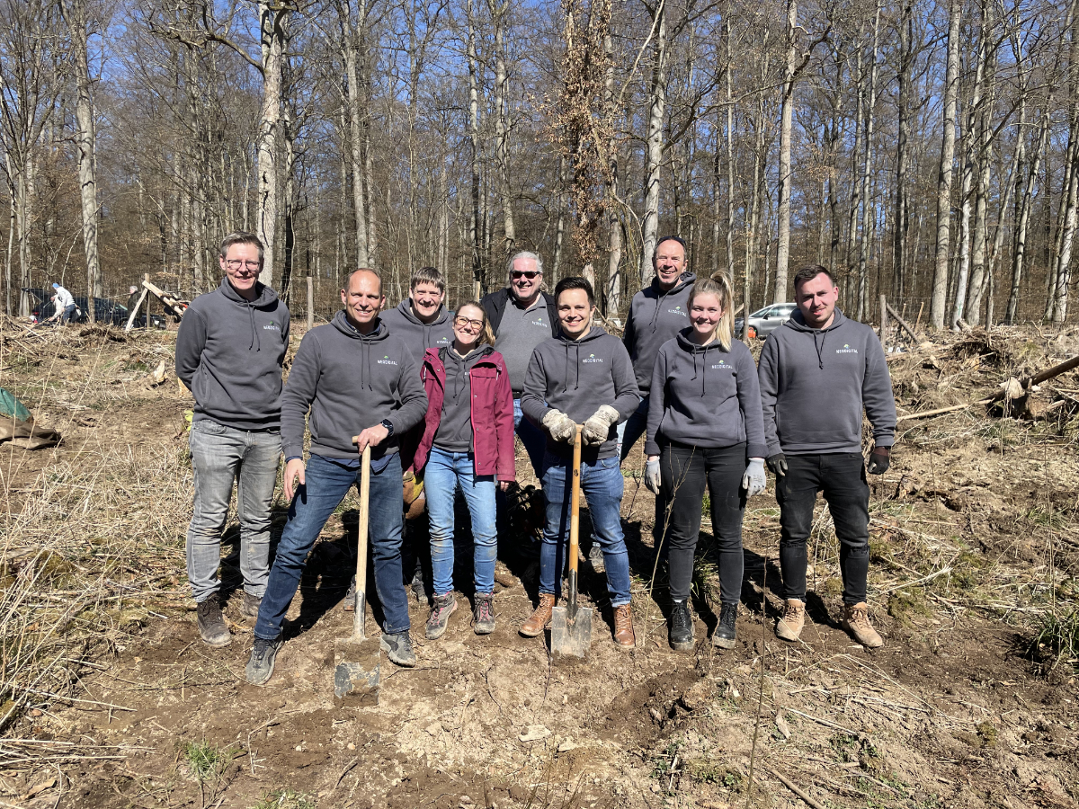 Foto des Teams der Neodigital beim Baumpflanzen im Stadtwald Usingen